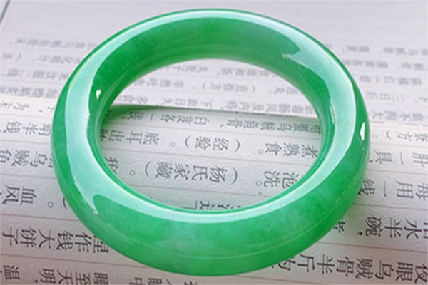 圆条翡翠手镯