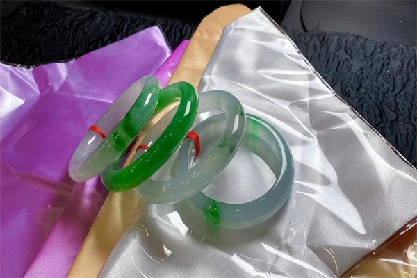 细糯翡翠手镯
